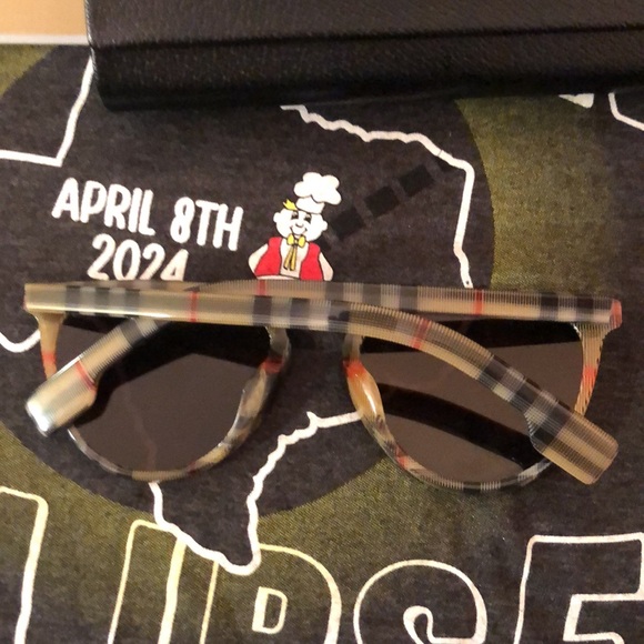 NWOT! Authentic Burberry sunglasses with box and case - Picture 4 of 8